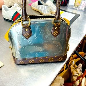Louis Vuitton Metallic Monogram Vernis BB Bitume Metallise
Metallic Gray
RARE💯